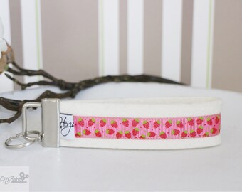 Sleutelhanger lanyard gemaakt van vilt aardbeien wit roze rood