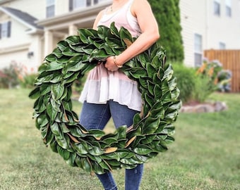 パンパスとマグノリアのリース エレガントなマグノリアとパンパスのドアリース、素朴な一年中使える緑