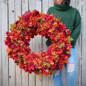 Roter und oranger Herbstkranz mit Hortensien und Ahornblatt, Bunter Herbstlaubkranz, Türkranz, Bauernhauskranz