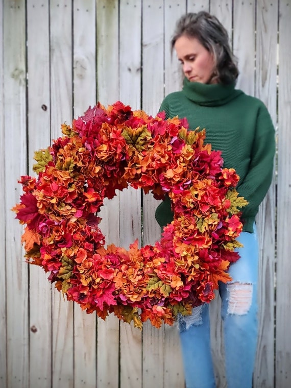 Roter und oranger Herbstkranz mit Hortensien und Ahornblatt, Bunter Herbstlaubkranz, Türkranz, Bauernhauskranz
