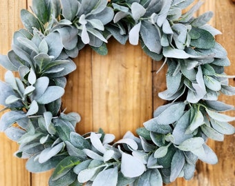 エレガントなマグノリアとパンパスのドアリース、素朴な一年中使える緑