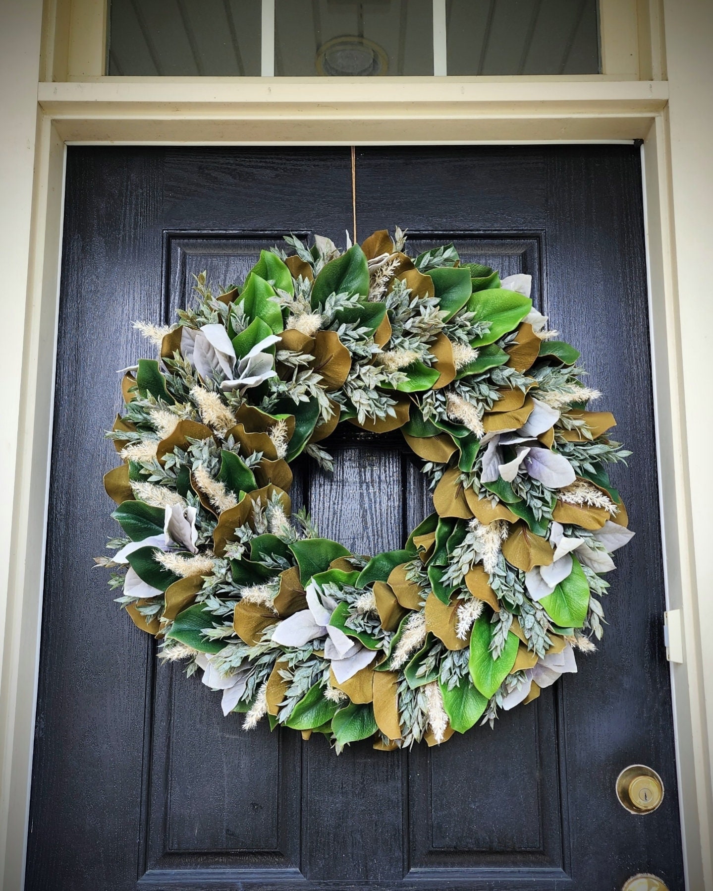 エレガントなマグノリアとパンパスのドアリース、素朴な一年中使える緑