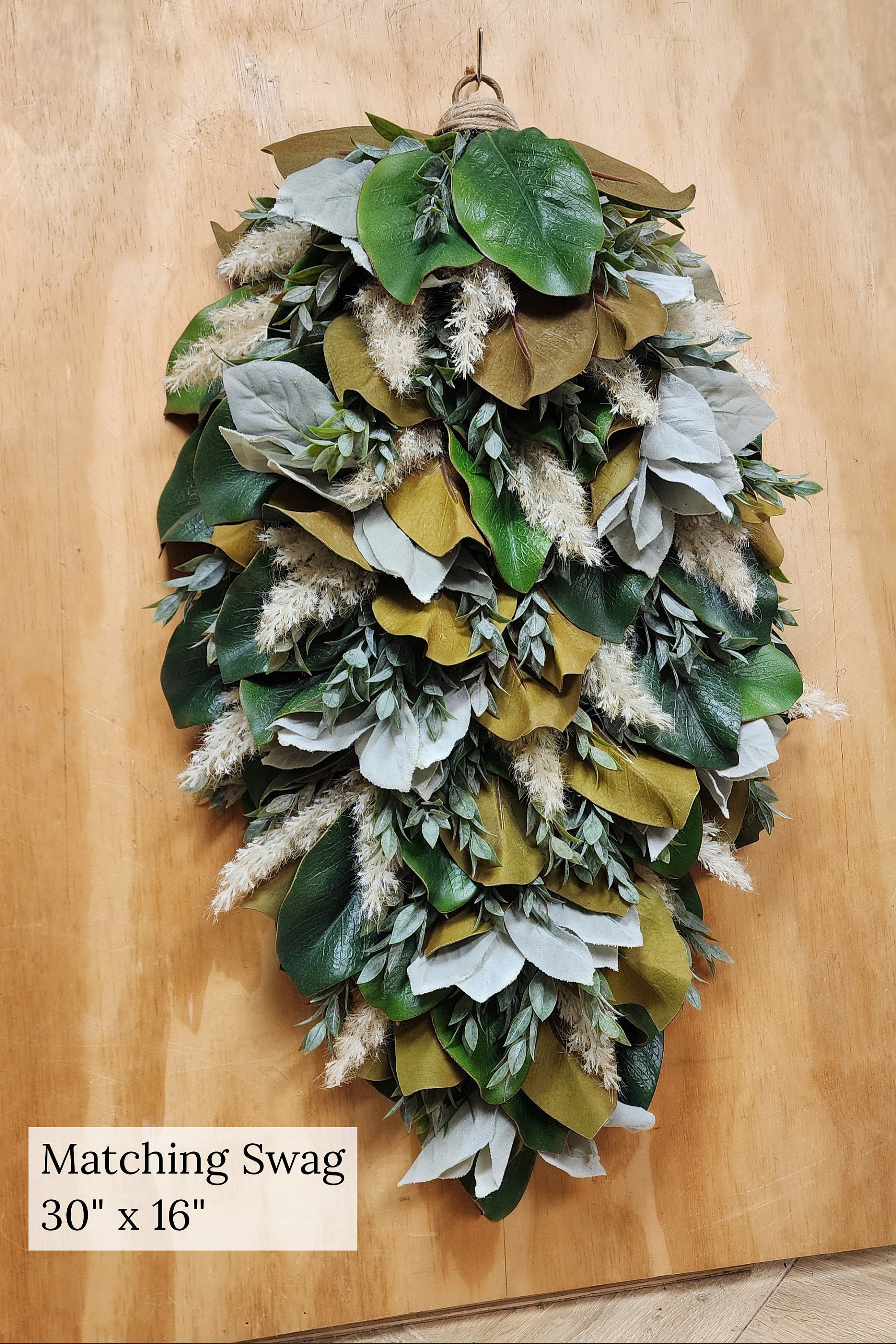 エレガントなマグノリアとパンパスのドアリース、素朴な一年中使える緑