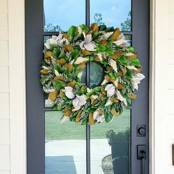 パンパスとマグノリアのリース エレガントなマグノリアとパンパスのドアリース、素朴な一年中使える緑