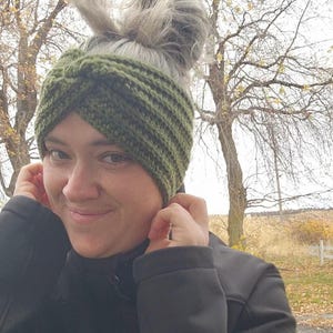 Peut inclure: Un bandeau vert tricoté avec un motif côtelé. Le bandeau est fait d'un fil doux et texturé. Cet accessoire élégant est conçu pour garder les oreilles au chaud par temps froid.