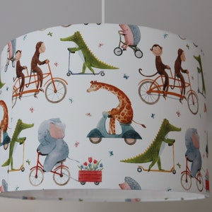 Djurskärm, taklampa med elefanter, igelkott, krokodil, fjärilar och apor, barnrumslampa