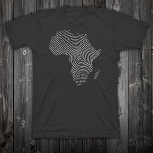 Camiseta manga corta unisex con diseño mapa de africa con huella dactilar, origen de la humanidad.