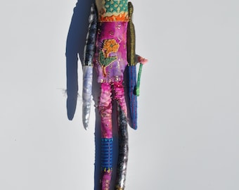 Muñeca espiritual con una rosa