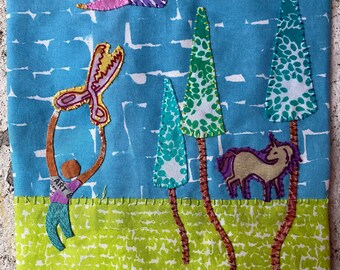 Trae tijeras rosadas.