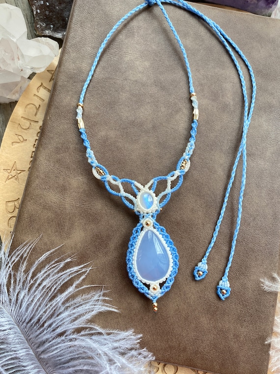 宝石質クリスタル　天然ブルーカルセドニーなどマクラメネックレス Cantarton（カンタルトン）