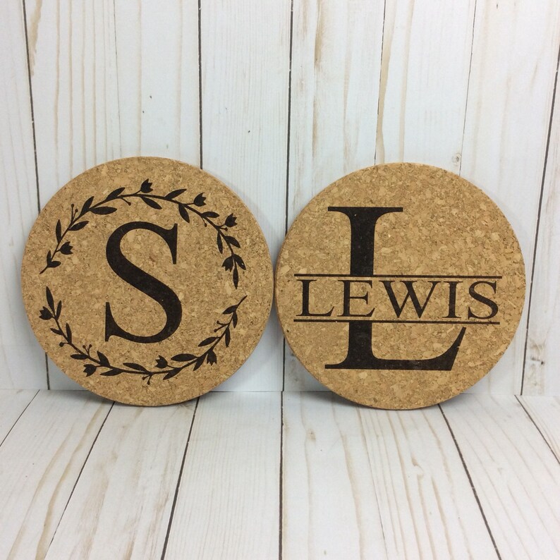 2 trivets en liège monogrammés, trivet gravé au laser, coussin chaud personnalisé, cadeau de cuisine personnalisé image 1