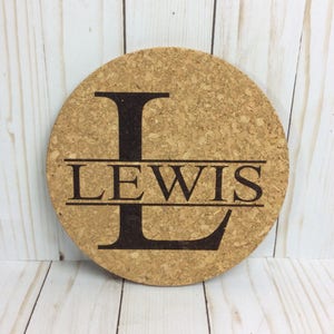 2 trivets en liège monogrammés, trivet gravé au laser, coussin chaud personnalisé, cadeau de cuisine personnalisé image 2