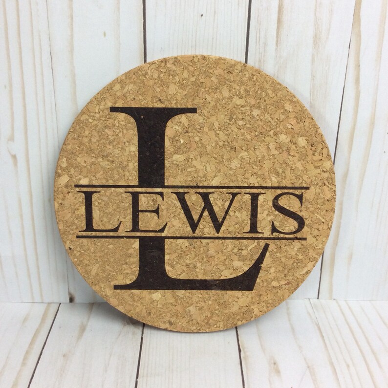 2 trivets en liège monogrammés, trivet gravé au laser, coussin chaud personnalisé, cadeau de cuisine personnalisé image 2