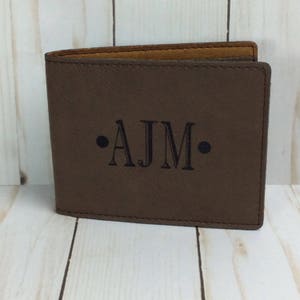 Cartera personalizada para hombres, cartera de polipiel bifold, regalo del día del padre, billetera grabada con láser, billetera monogramada, regalo de graduación, novio