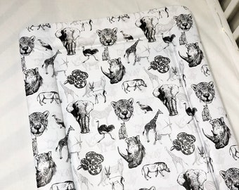 Cambiador de bebé - Safari monocromático, cambiador de pañales, impermeable, regalo para bebé, cambiador con forma de cuña, decoración de guardería safari