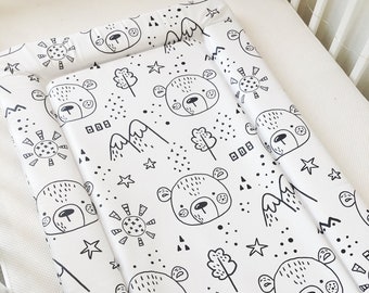 Baby Wickelauflage - Bär und Berge, Windel Wickelauflage, Wasserdichte Matte, Baby Geschenk, Keil Wickelauflage, Bär Kinderzimmer Dekor