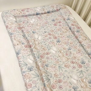 Aankleedkussen baby - konijntjes en ballonnen, aankleedkussen luier, waterdichte mat, babycadeau, aankleedkussen wig, aankleedkussen konijn, bloemen decor babykamer