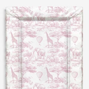 Könnte beinhalten: Eine rechteckige Wickelauflage mit einem rosa-weißen Safari-Muster. Das Muster zeigt Giraffen, Elefanten, Heißluftballons und Bäume. Die Auflage hat ein gestepptes Aussehen und ist für Komfort und Sicherheit konzipiert.