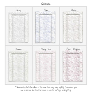 Könnte beinhalten: Auswahl an Wickelauflagen in Grau, Blau, Beige, Grün, Babyrosa und Rosa. Jede Matte zeigt ein sich wiederholendes Muster aus Tieren und Heißluftballons. Der Text oben lautet "Farben:" und der Text unten lautet "Bitte beachten Sie, dass die Farbe des tatsächlichen Artikels geringfügig von dem abweichen kann, was Sie auf dem Bildschirm sehen, aufgrund von Unterschieden in den Monitoreinstellungen und der Beleuchtung."