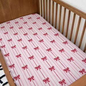 Puede incluir: Un juego de tres tazas de cerámica con un acabado mate moteado. Las tazas son en tonos crema, gris claro y gris oscuro. Cada taza tiene un diseño simple y minimalista y un asa redondeada.