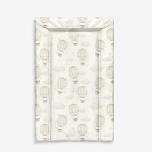 Könnte beinhalten: Eine rechteckige Wickelauflage mit einem sich wiederholenden Muster aus Heißluftballons, Wolken und Sternen in Beige- und Weißtönen. Die Auflage hat einen erhöhten Rand für die Sicherheit und ist für die Säuglingspflege konzipiert.