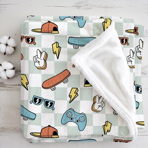 Pode incluir: Um conjunto de três canecas de cerâmica com acabamento fosco e salpicado. As canecas são em tons de creme, cinza claro e cinza escuro. Cada caneca tem um design simples e minimalista.