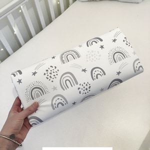 Cambiador de bebé - Arcoíris gris, cambiador de pañales, cambiador impermeable, regalo para bebé, cambiador en forma de cuña, decoración de guardería con arcoíris