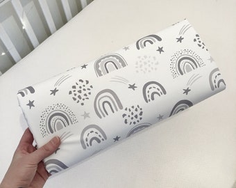 Graue Wickelunterlage mit Regenbogen, Regenbogen Wickelauflage, Wasserdichte Wickelunterlage, Baby Geschenk, Regenbogen Wickelauflage, Regenbogen Wickelauflage