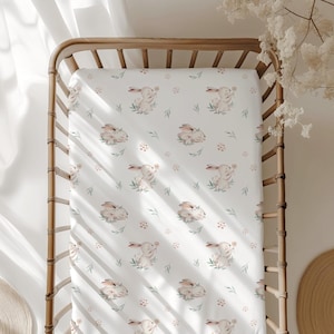 Può includere: Un tagliere in legno fatto a mano con finitura naturale. La tavola presenta un bordo vivo su un lato e una forma rettangolare liscia. Misura circa 45 cm di lunghezza, 30 cm di larghezza e 2,5 cm di spessore.