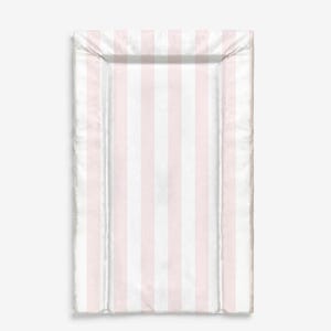 Könnte beinhalten: Eine rosa-weiße gestreifte Wickelunterlage für Babys. Die Unterlage ist aus weichem, bequemem Stoff und perfekt zum Wickeln von Windeln.