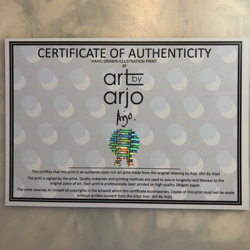 Pu&ograve; includere: Certificato di autenticit&agrave; per una stampa di illustrazione disegnata a mano da artbyarjo. Il certificato &egrave; stampato su carta bianca con un motivo a pois blu e bianchi. Il certificato include la firma dell'artista e un sigillo olografico.