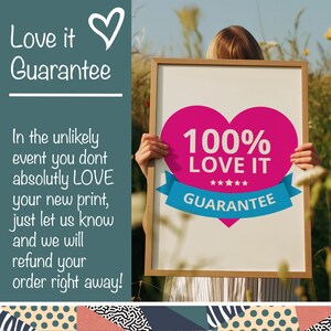 Pu&ograve; includere: Un poster incorniciato bianco con un cuore rosa che dice "100% LOVE IT" con cinque stelle e "GUARANTEE" in testo blu. Una persona tiene il poster davanti a uno sfondo verde.