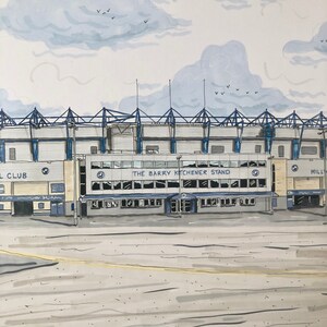 Pu&ograve; includere: Un'illustrazione in bianco e nero di uno stadio con il testo "The Barry Kitchener Stand" sopra l'ingresso.