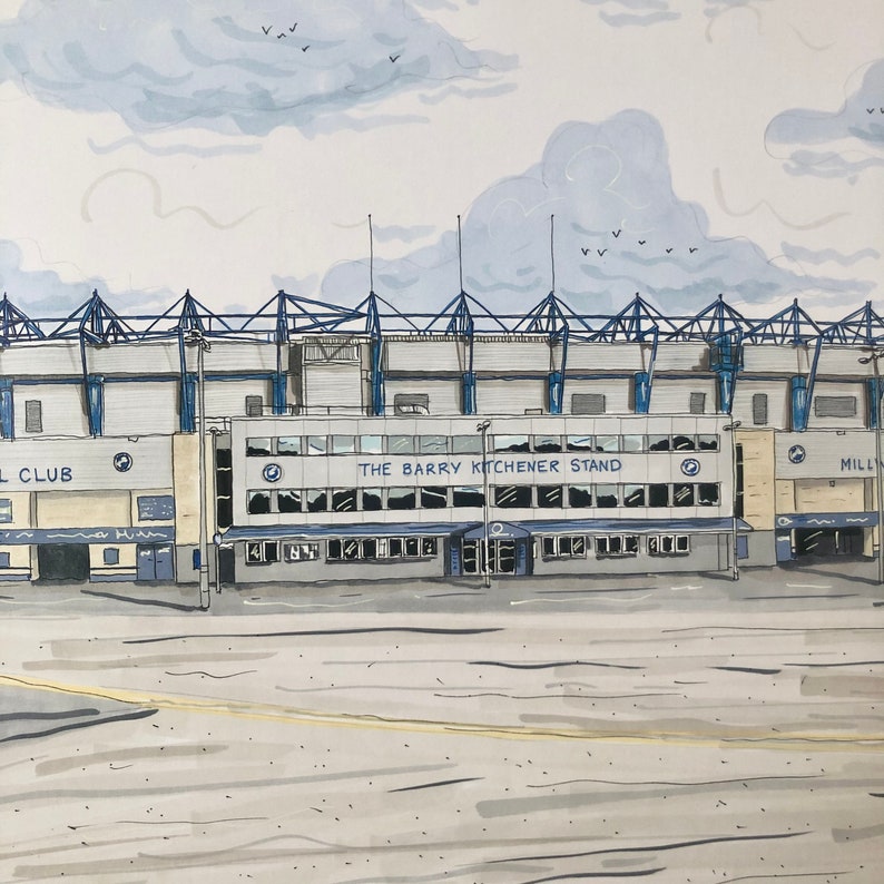 Pu&ograve; includere: Un'illustrazione in bianco e nero di uno stadio con il testo "The Barry Kitchener Stand" sopra l'ingresso.