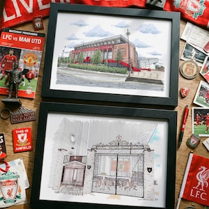 Könnte beinhalten: Zwei gerahmte Kunstdrucke des Stadions und der Tore des FC Liverpool, mit einem rot-weißen Schal mit der Aufschrift "Liverpool FC". Die Drucke sind von Erinnerungsstücken umgeben, darunter ein Spieltagsprogramm, Abzeichen und eine kleine Statue.