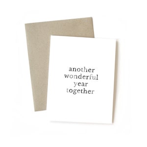Une autre année merveilleuse ensemble  Carte de vœux  L’amour et l’amour Anniversaire (anniversaire) La Saint-Valentin Épouse (fr) Partenaire (en anglais) Époux (mari) Simple ( Minimal