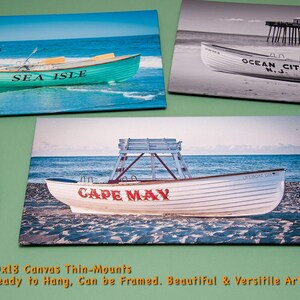 K&ouml;nnte beinhalten: Drei Leinwanddrucke mit K&uuml;stenmotiven. Einer zeigt ein t&uuml;rkisfarbenes Boot mit "SEA ISLE". Ein weiterer ist ein Schwarz-Wei&szlig;-Bild eines Bootes mit "OCEAN CITY N.J.". Der dritte zeigt ein Boot mit "CAPE MAY".