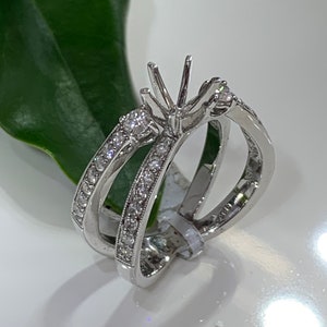 Anillo de compromiso con montura semicircular de diamantes en oro blanco de 14 k