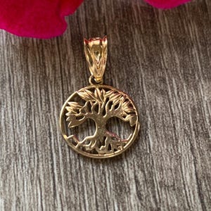Collar con colgante del árbol de la vida en oro amarillo de 14 k