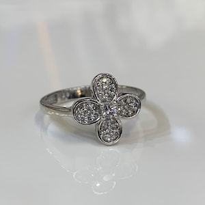 14k  White Gold Flower Diamond Design