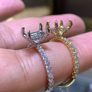 Anillo de compromiso de halo oculto semi-montaje de oro blanco de 14k