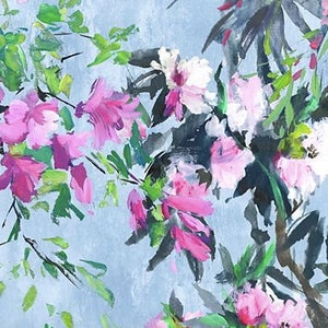 Könnte beinhalten: Ein Aquarellbild von rosa Blüten mit grünen Blättern auf hellblauem Hintergrund.