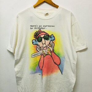 Scatola da scarpe vintage anni '90: c'è un'espressione per i compleanni T-shirt / Parodia / Divertente / Umorismo / Fumetti / Illustrazione / Bianco / L