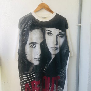 Camiseta con diseños de moda de los 90 y fotografía vintage