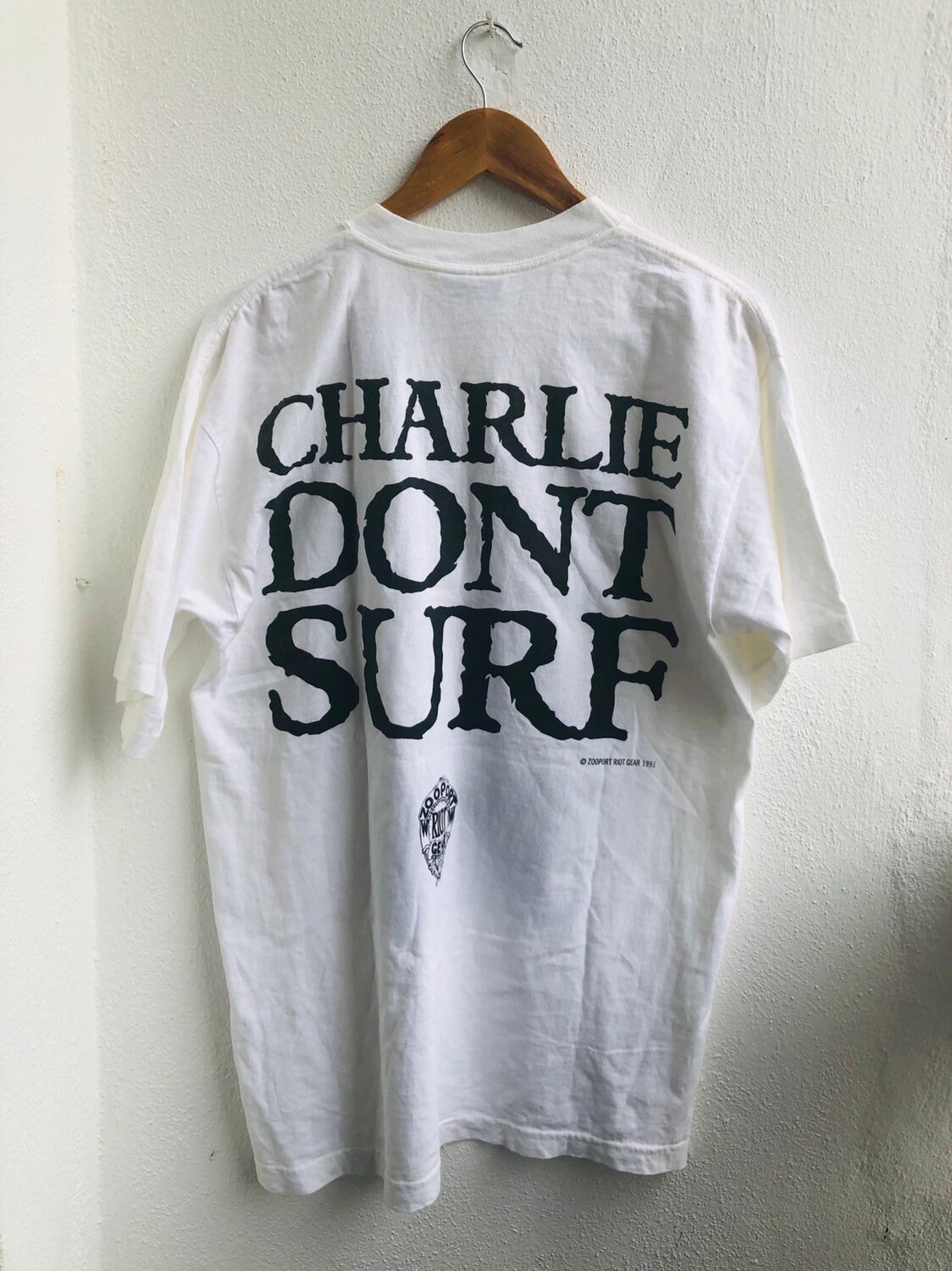 ZOOPORT RIOT GEAR CHARLIE DONT SURF Tシャツ