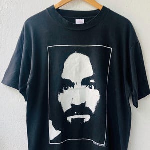Vintage anni '90 Charlies Don't Surf di Zooport Riot Gear 1990 American Modern Streetwear T-shirt / Moda anni '90 / Grafica anni '90 / Pop Art anni '90