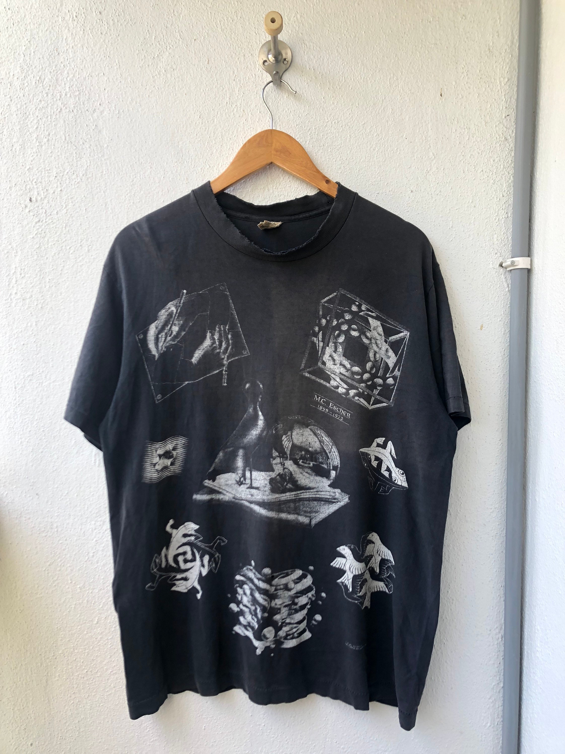 トップス 90s Escher vintage shirt Vintage MC Escher 1991 Distressed Rare 90s T-Shirt Adult