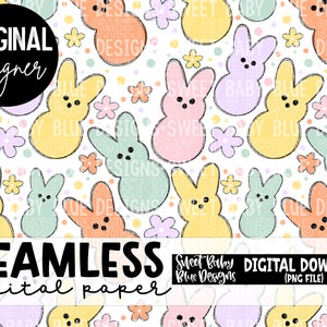 Peut inclure: Un motif de papier numérique sans couture représentant des bonbons en guimauve Peeps de couleur pastel avec des oreilles de lapin et des fleurs sur un fond blanc. Le texte "Sweet Baby Blue Designs" est en bas de l'image.