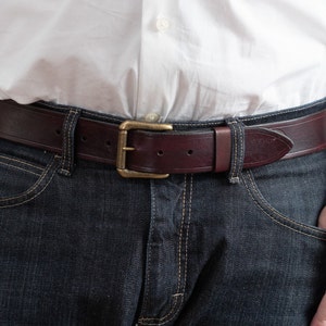 Cintura in pelle pieno fiore con fibbia quadrata in ottone anticato, accessorio di moda, abbigliamento quotidiano, stile casual, regalo per la festa del papà, abbigliamento da uomo d'affari