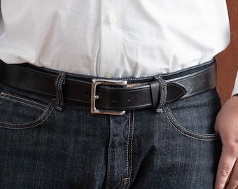 Schwarzer Ledergürtel aus Leder mit gebürsteter silberner Schnalle Freizeitkleidung Täglicher Gürtel Geschenk Für Ihn Jahrestagsgeschenk Herrenhochzeit Trauzeugen Geschenk Klassiker